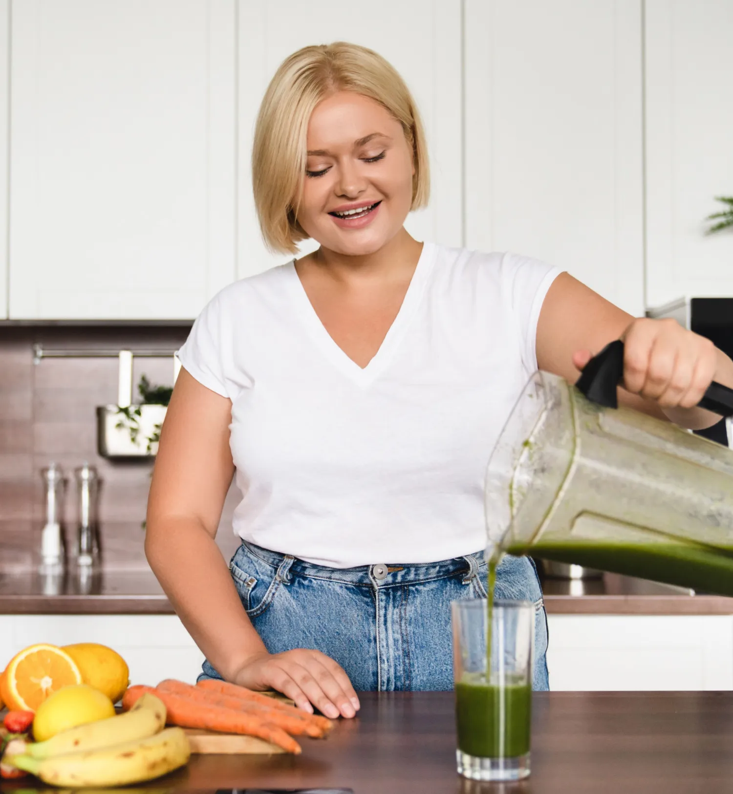 woman making a smoothie to eat because gastric sleeve surgery lowered her appetite